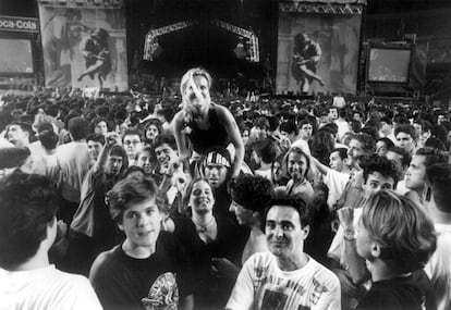 El rito musical de Guns n'Roses atrajo al Calderón, según la crónica de Inmaculada de la Fuente publicada el 11 de julio de 1993, a "los adolescentes más duros y los rockeros más suaves"