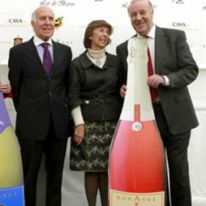 El seleccionador de La Roja, Vicente del Bosque, junto con la presidenta de la Fundación Síndrome de Down de Madrid, María Barón