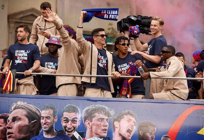 Los jugadores del Barcelona celebraron este lunes por las calles de la ciudad el título de Liga conquistado.