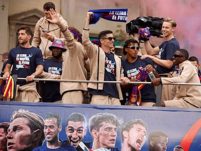 Los jugadores del Barcelona celebraron este lunes por las calles de la ciudad el título de Liga conquistado.