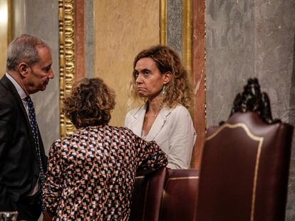 La presidenta del Congreso, Meritxell Batet (derecha) y la vicepresidenta tercera, Gloria Elizo, con uno de los letrados del Congreso, durante el pleno del jueves.