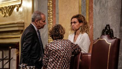 La presidenta del Congreso, Meritxell Batet (derecha) y la vicepresidenta tercera, Gloria Elizo, con uno de los letrados del Congreso, durante el pleno del jueves.