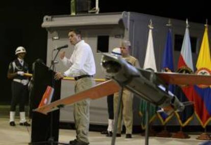 El ministro de Defensa de Colombia, Juan Carlos Pinzón, presenta en la base aérea de Apiay el primer simulador de vuelo de aviones no tripulados o "drones" de fabricación propia.