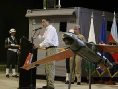 El ministro de Defensa de Colombia, Juan Carlos Pinzón, presenta en la base aérea de Apiay el primer simulador de vuelo de aviones no tripulados o "drones" de fabricación propia.