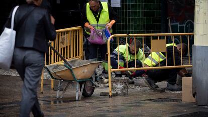 Trabajadores en Sevilla, en marzo.