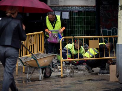 Trabajadores en Sevilla, en marzo.