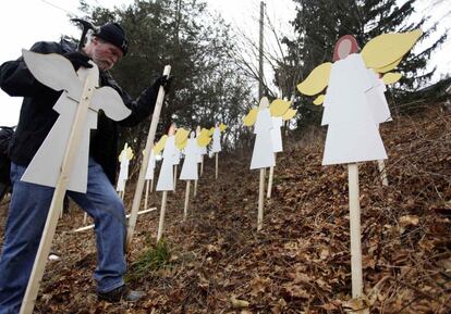 Eric Mueller instala 27 figuras de angeles cerca de la Escuela de Primaria Sandy Hook en Newtown.