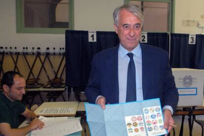 Giuliano Pisapia, candidato del centro-izquierda a la alcaldía de Milán, se prepara para votar en un colegio electoral de Milan.
