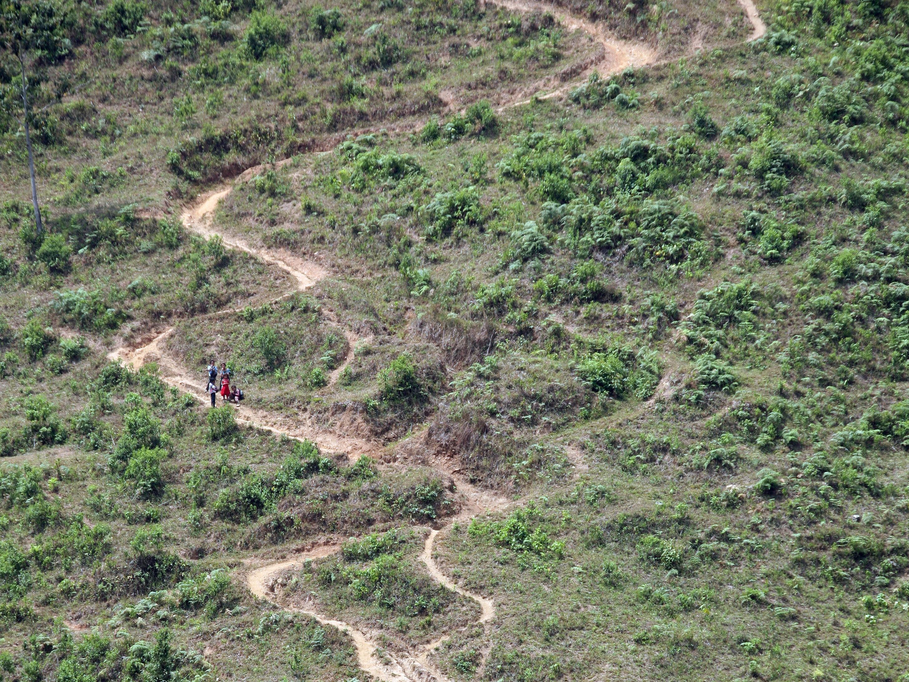 Una familia sube por los caminos de tierra de las montañas de Nueva Segovia (Nicarahua), en la frontera norte con Honduras. 
