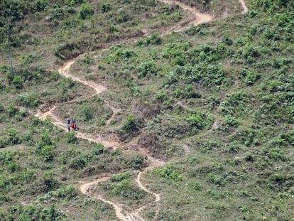 A family climbs the dirt roads of the mountains of Nueva Segovia (Nicarahua), on the northern border with Honduras. 