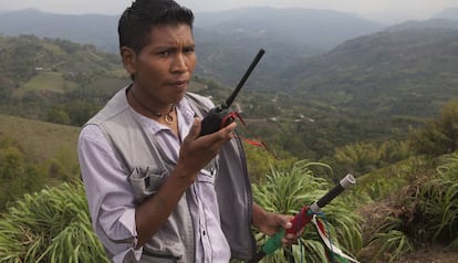 Un guardia indígena realizando labores de control territorial como mecanismo de autoprotección.