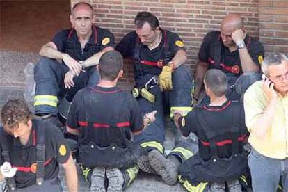 Un grupo de bomberos descansa tras las labores de rescate.