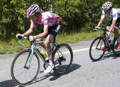 Kruijswijk, con marcas de la heridas en pierna y brazos, pedalea a la deriva junto a Jungels.