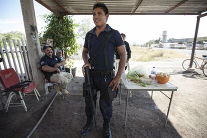 Miembros de la Fuerza Rural preparan sus alimentos en el punto de revisión conocido como La Ganadera a la entrada del pueblo de Tepalcatepec, Michoacán.