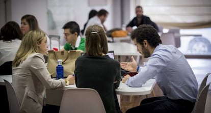 La formación es principalmente práctica y fomenta el trabajo en equipo.