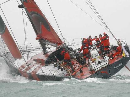 El velero <i>Puma,</i> líder de la regata a última hora de ayer.