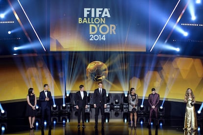 Los nominados al Balón de Oro, la alemana Nadine Kessler, el portugués Cristiano Ronaldo, la estadounidense Abby Wambach, el alemán Manuel Neuer, la brasileña Marta, y el argentino Lionel Messi, participan en la gala del Balón de Oro celebrada este lunes en Zúrich.