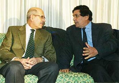 Mohamed El Baradei, a la izquierda, y Juma Alfarejani, ayer en el aeropuerto de Trípoli.