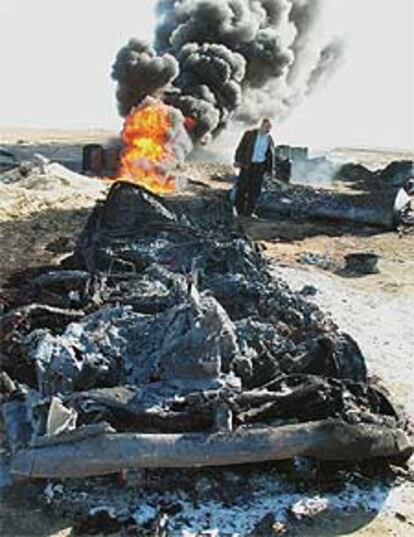 Un funcionario iraquí observa un oleoducto atacado ayer cerca de Samarra.