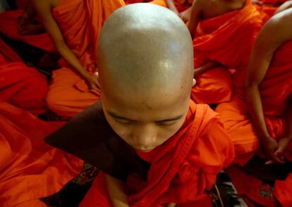 Un grupo de monjes tibetanos asisten a las celebraciones del Buda Purnima, en Bangalore (India). El Buda Purnima conmemora el nacimiento de Buda y su llegada al Nirvana.