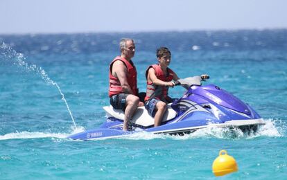 José Mourinho, con su hijo en Mykonos, donde pasa unos días de vacaciones.