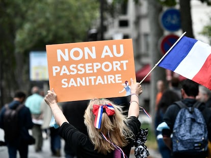 Una manifestante en contra del certificado sanitario durante una de las protestas convocadas este sábado en toda Francia