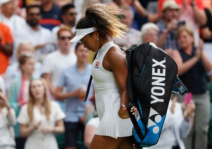 Naomi Osaka se retira tras perder ante Yulia Putintseva en su última participación en Wimbledon, en 2019.