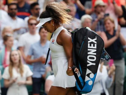 Naomi Osaka se retira tras perder ante Yulia Putintseva en su última participación en Wimbledon, en 2019.