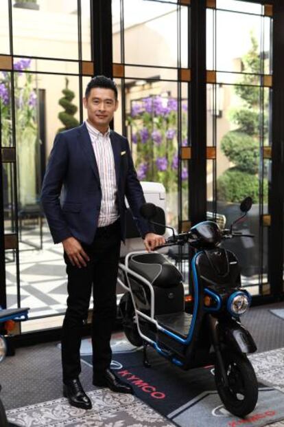 Allen Ko junto a la versión del Kymco Agility EV para reparto de mercancía.