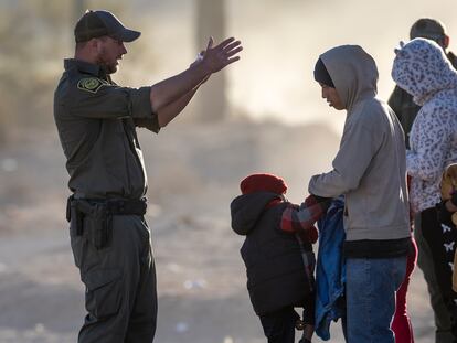 Un agente de la Patrulla Fronteriza da instrucciones a un grupo de inmigrantes llegados a Lukeville, Arizona, en diciembre de 2023.