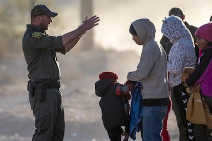 Un agente de la Patrulla Fronteriza da instrucciones a un grupo de migrantes, en Lukeville, el pasado 7 de diciembre.