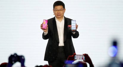 Richard Yu, CEO de Huawei Consumo, muestra los nuevos P30 y P30 Pro en Par&iacute;s.