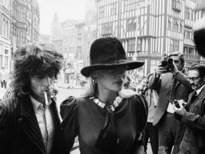 Keith Richards y Anita Pallenberg, a su llegada a la corte Marlborough, en Londres en 1973.