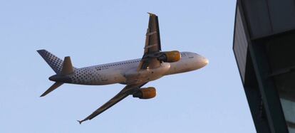 Un avión de Vueling sobrevuela la torre de control de Barcelona-El Prat.