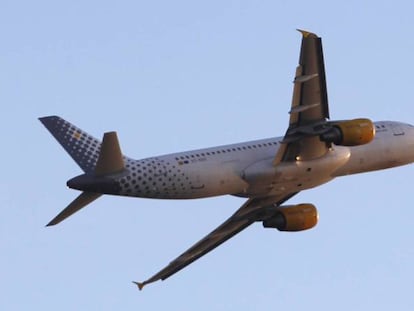 Un avión de Vueling sobrevuela la torre de control de Barcelona-El Prat.