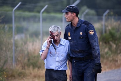 El maquinista Francisco José Garzón, junto a un policía nacional poco después del accidente. Según declaró el maquinista en la comisión de investigación del Congreso: “Tres señales y tres balizas habrían evitado el accidente”. Garzón, que llegó a ser el único imputado y responsable penal de la tragedia, insistió en que “era un accidente anunciado”. Dos minutos antes del descarrilamiento, el conductor del tren se encontraba atendiendo una llamada telefónica del interventor, colgando unos segundos antes del accidente.