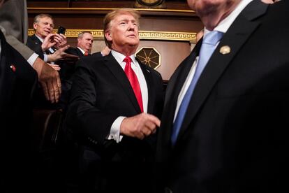 Donald Trump saluda a algunos de los asistentes al discurso del estado de la Unión a su llegada al Capitolio.