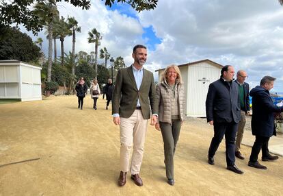 El consejero andaluz de Sostenibilidad, Ramón Fernández-Pacheco, y la alcaldesa de Marbella, Ángeles Muñoz, pasean por el paseo marítimo del municipio malagueño, este lunes.