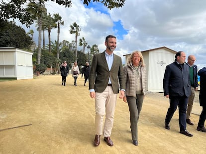 El consejero andaluz de Sostenibilidad, Ramón Fernández-Pacheco, y la alcaldesa de Marbella, Ángeles Muñoz, pasean por el paseo marítimo del municipio malagueño, este lunes.