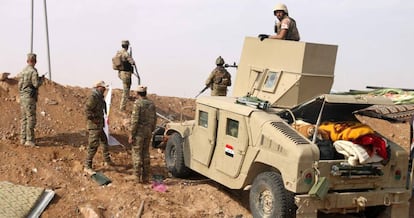 Fuerzas iraquíes vigilan la frontera con Siria cerca de Al Qaim.