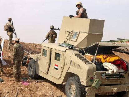 Fuerzas iraqu&iacute;es vigilan la frontera con Siria cerca de Al Qaim.