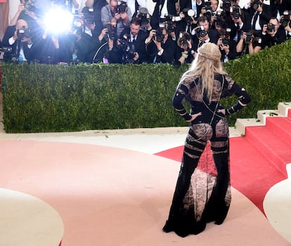 En el año 2016, Madonna acaparó cientos de titulares gracias a este look diseñado por Riccardo Tisci.