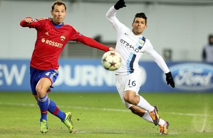 Ignashevic pelea por el control del balón con Sergio Agüero.