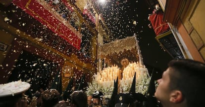 Lluvia de petalos sobre la Esperanza de Triana tras salir de su templo esta noche durante la Madrugá de Sevilla, el 14 de abril.