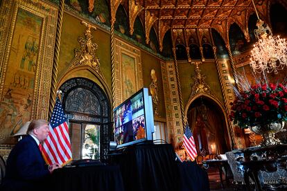 Donald Trump hizo varias recepciones y despachos presidenciales en Mar-a-Lago, como esta conversación con las tropas destacadas en el extranjero en 2019, desde uno de los fastuosos salones de la mansión.