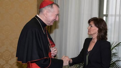 La vicepresidenta del Gobierno, Carmen Calvo, y el secretario de Estado vaticano, Pietro Parolin, durante su encuentro en la Ciudad del Vaticano.