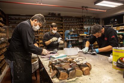 Tres artesanos confeccionan calzado para una obra en el Teatro Colón, el 3 de junio de 2022.