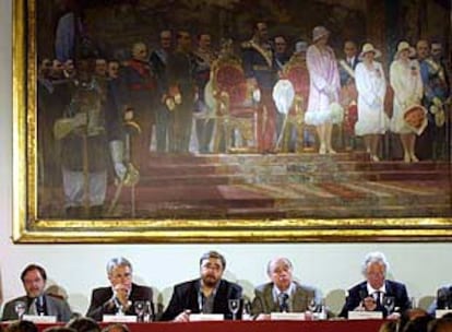 De izquierda a derecha, Juan Luis Cebrián, Felipe González, Antonio Franco, Julio María Sanguinetti y Hugh Thomas, en el Real Alcázar de Sevilla.