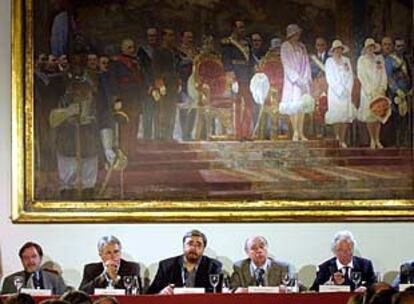 De izquierda a derecha, Juan Luis Cebrián, Felipe González, Antonio Franco, Julio María Sanguinetti y Hugh Thomas, en el Real Alcázar de Sevilla.