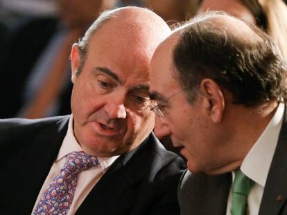 El ministro de Economía, Luis de Guindos (i), y el presidente de Iberdrola, José Ignacio Sánchez Galán, charlan durante la inauguración de la jornada "La Europa sin fronteras", organizada hoy por Pimco y El Confidencial. EFE/ Mariscal